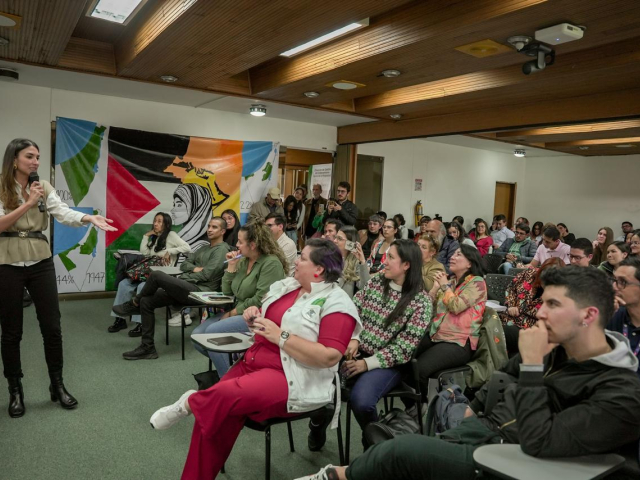una-mujer-que-da-una-presentacin-a-un-grupo-de-personas