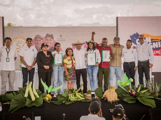 un-grupo-de-personas-parados-en-un-escenario-que-tiene-certificados