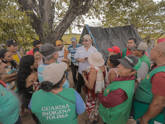 un-grupo-de-personas-paradas-alrededor-del-director-ant-y-una-tienda-de-campana