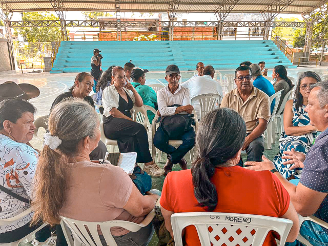 un-grupo-de-personas-sentadas-en-sillas-en-una-gran-zona-al-aire-libre