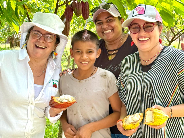 tres-mujeres-y-un-hombre-sosteniendo-un-trozo-de-chocolate