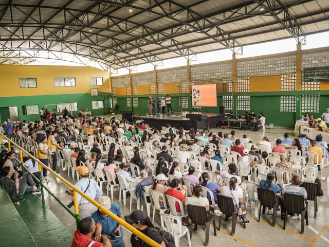 un-gran-grupo-de-personas-sentadas-en-sillas-en-una-sala-grande