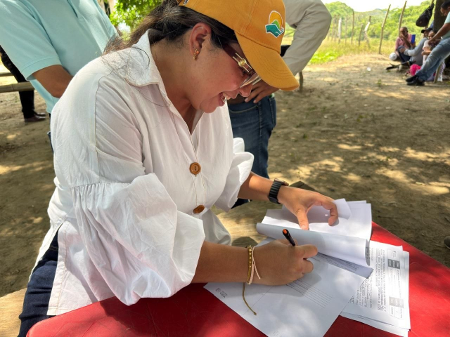 En Ovejas, la ANT siembra paz al entregar 144 hectáreas a campesinos víctimas del conflicto armado