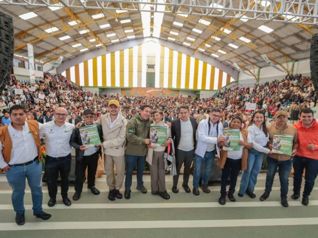 Funcionarios de la ANT entregando títulos en Boyacá