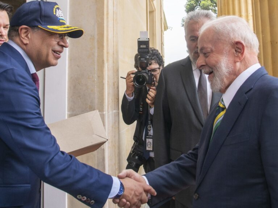 Presidente de Colombia y Presidente de Brasil estrechando sus manos.