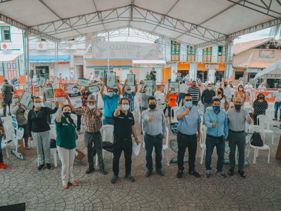 Aparecen varias familias del Valle del Cauca en evento de la ANT, recibiendo títulos de propiedad en compañía de la Directora de la ANT, Myriam Martínez, y otros funcionarios.