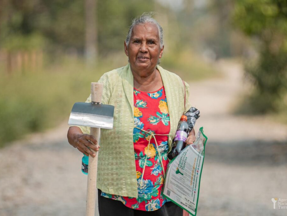 Mujer de la tercera edad, beneficiada.