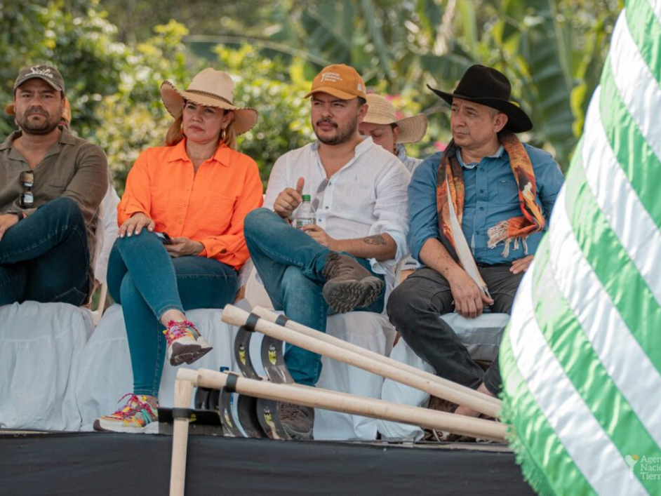Personas en la sesión de entrega de títulos.