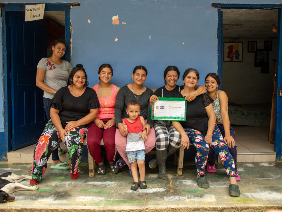 Familia victima del conflicto, que fue beneficiada con esta entrega.