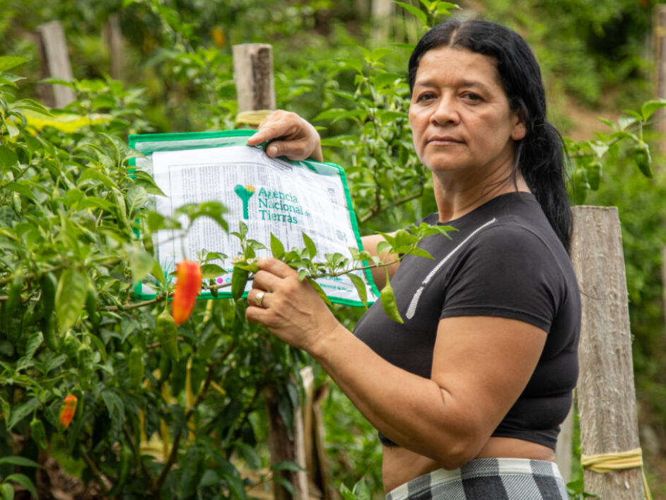 Mujer victima del conflicto, que fue beneficiada con esta entrega.