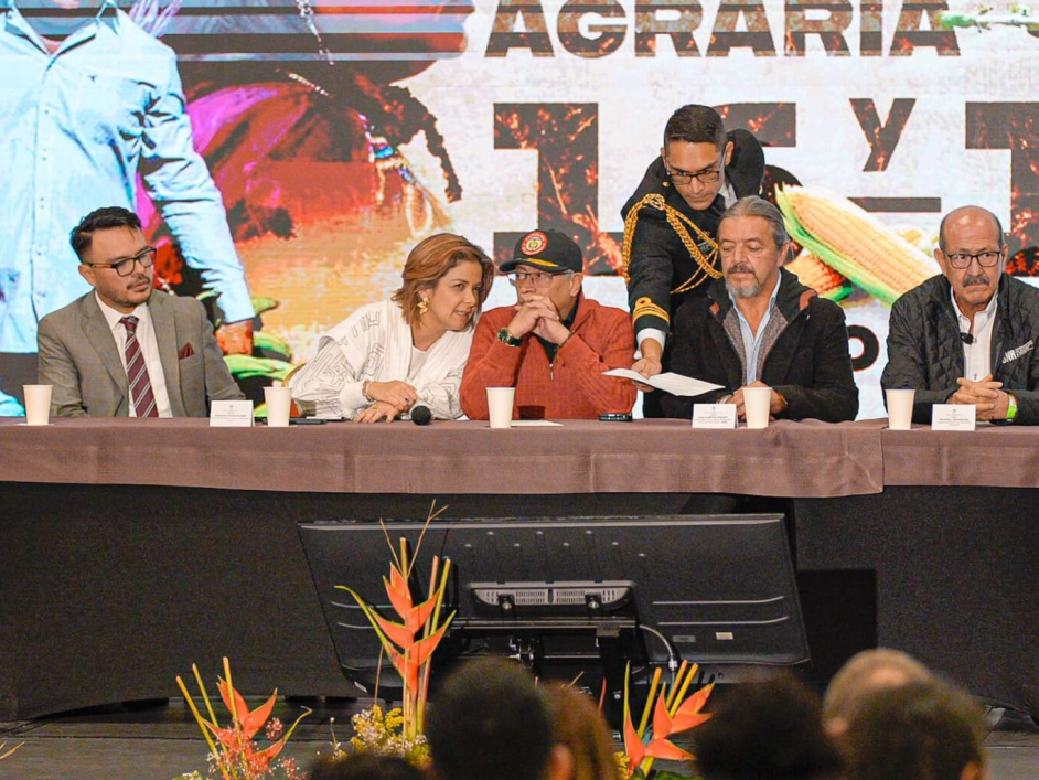 Imagen de apoyo al boletin de prensa llamado: Congreso Sistema Reforma Agraria. En la imagen se encuentran reunidos el señor Presindente de la Republica, con la ministra de agricultura, el director general de la ANT y otros funcionarios