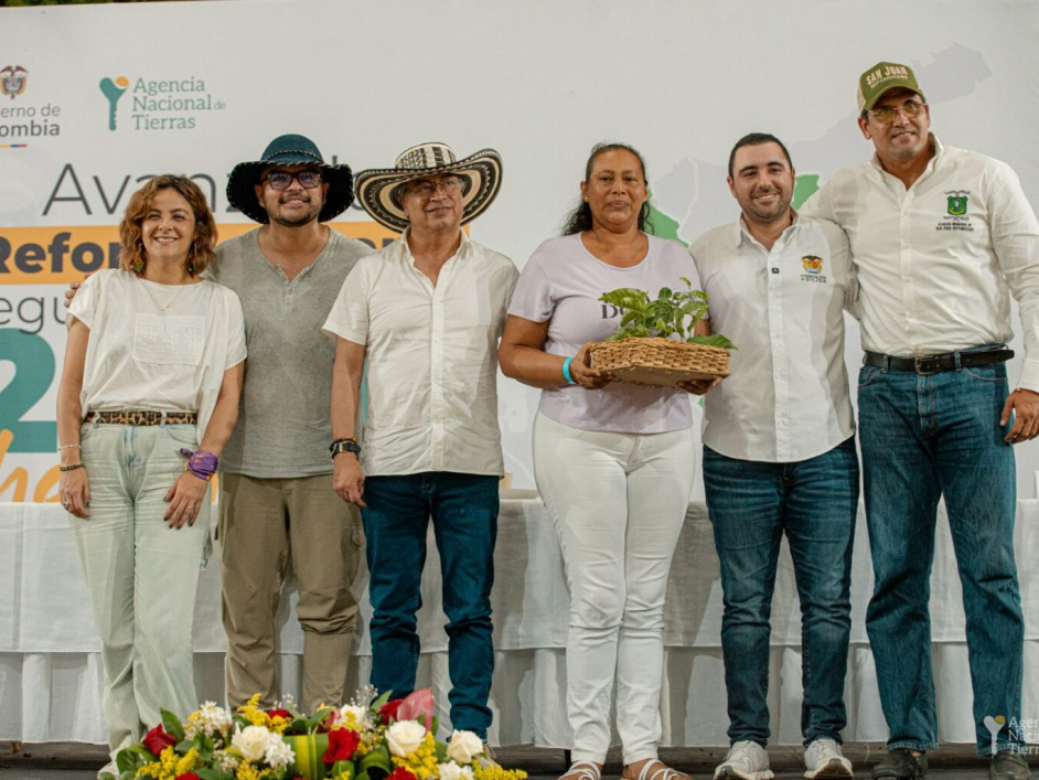 Entrega más de 2.000 hectáreas a 182 familias campesinas en Bolívar, Cesar y Sucre