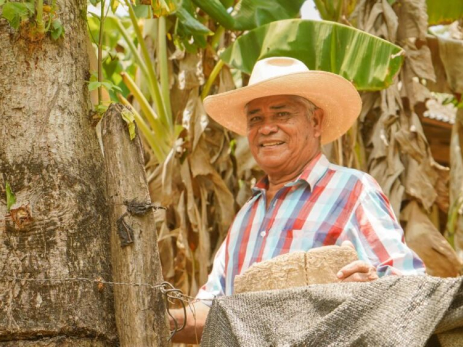 Señor campesino frente a su casa.