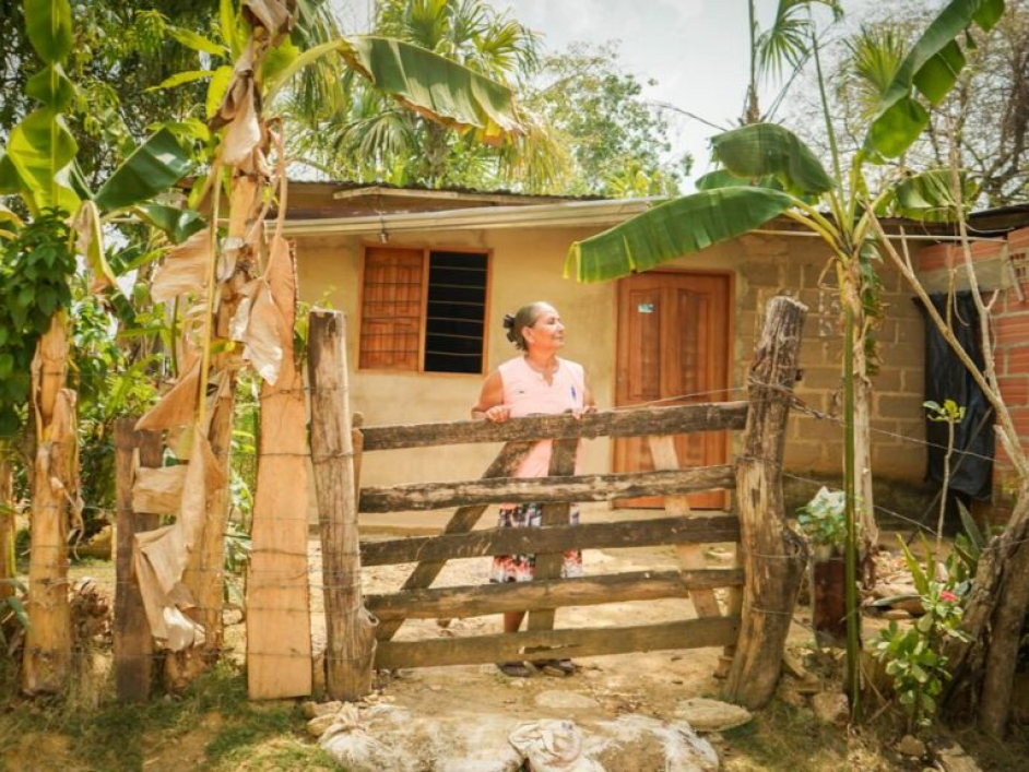 Señora campesina frente a su casa.