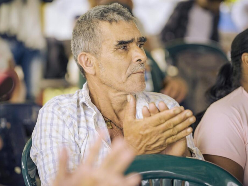 FOTO ENTREGA TÍTULOS EL ARO-ITUANGO-ANT JUNIO 2024