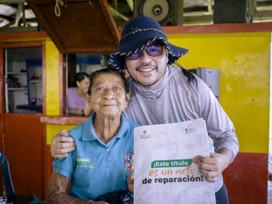 FOTO ENTREGA TÍTULOS EL ARO-ITUANGO-ANT JUNIO 2024