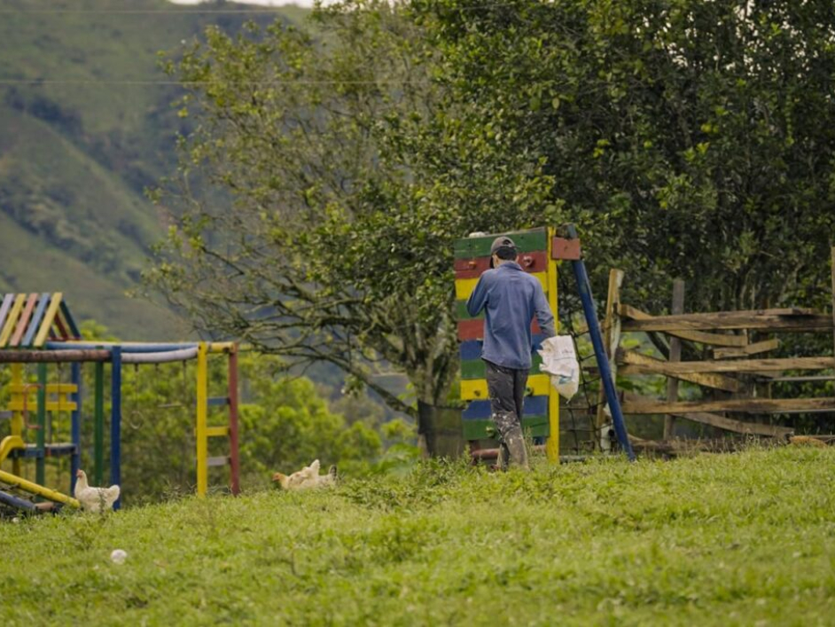 FOTO ENTREGA TÍTULOS EL ARO-ITUANGO-ANT JUNIO 2024