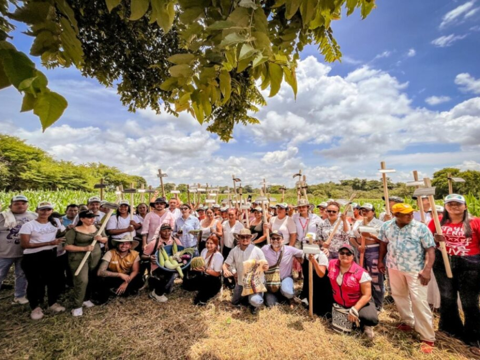 Grupo de campesinos en entrega de predio en Cordoba
