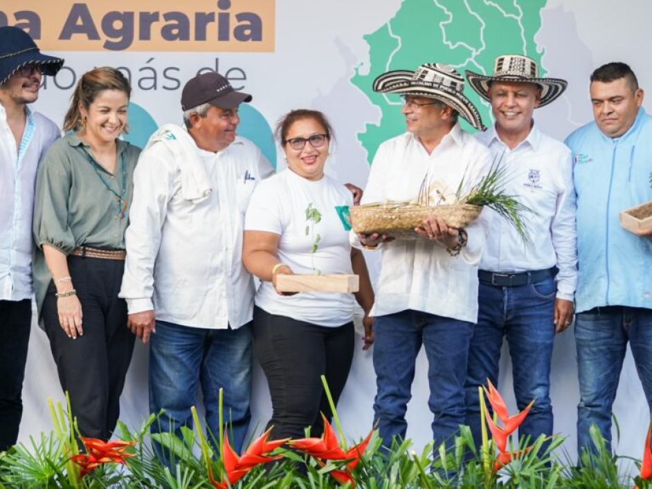 Entrega tierras pueblo nuevo Córdoba