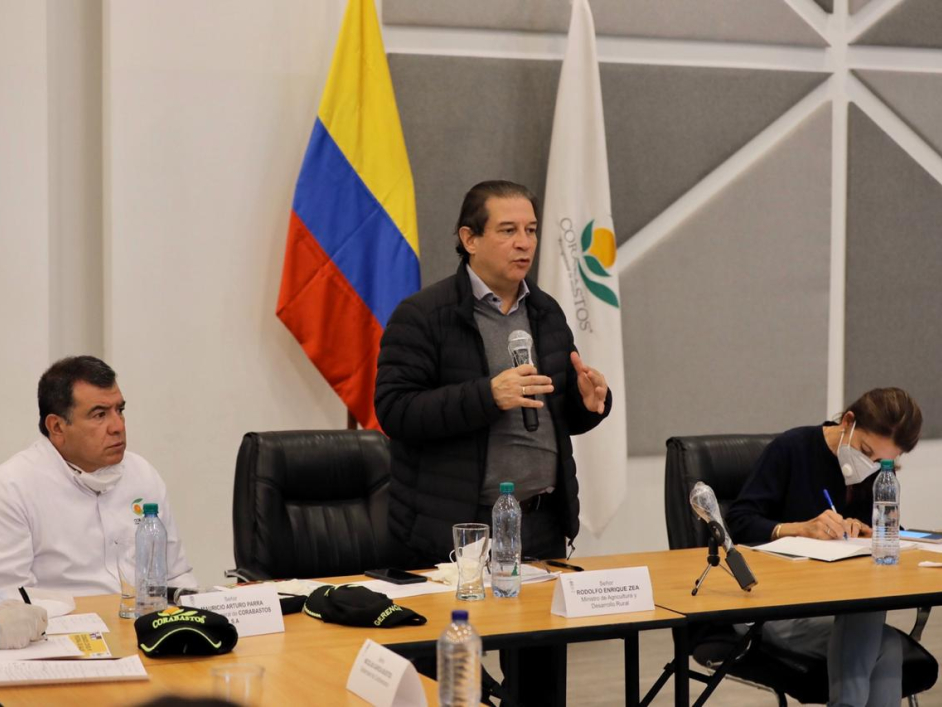 El Ministro de Agricultura, Rodolfo Enrique Zea Navarro, con dos funcionarios, en mesa de conversación sobre la vigilancia de precios de los insumos agropecuarios durante el estado de emergencia.