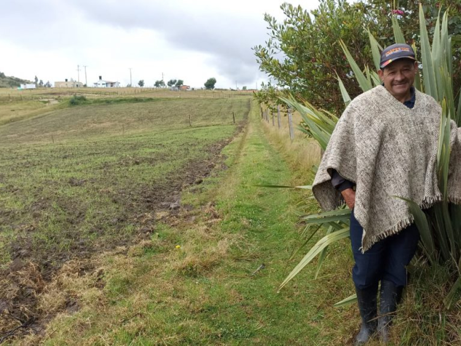 Campesino en un terreno en Boyacá.