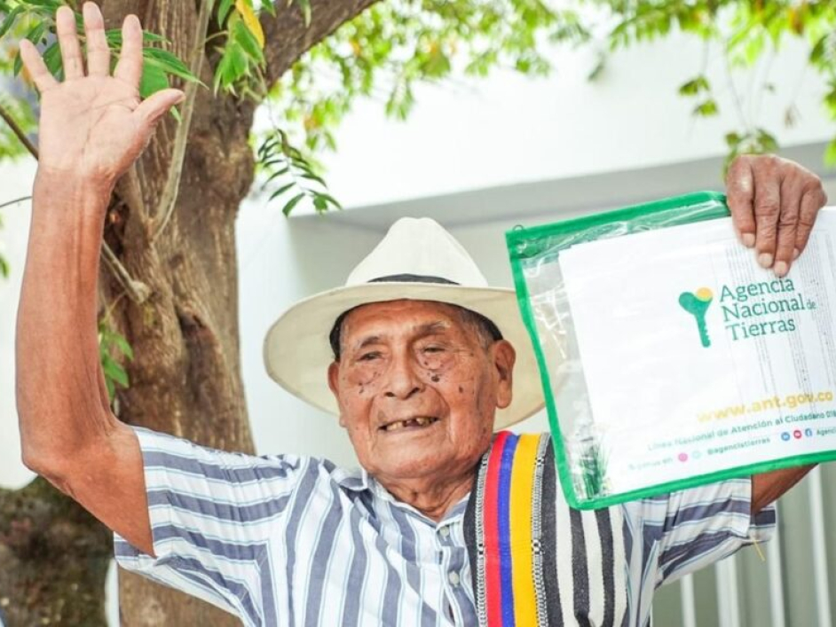 Señor recibiendo su título.