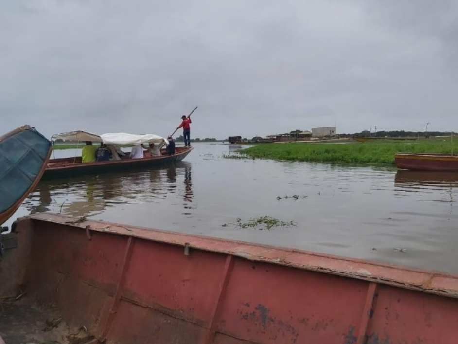 Navegante y algunas lanchas en la ciénaga.