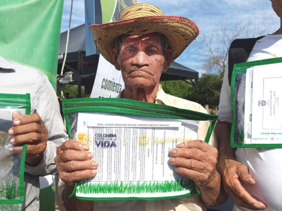 Ángel Alberto Regalado, campesino de Tenerife sosteniendo su título de propiedad.