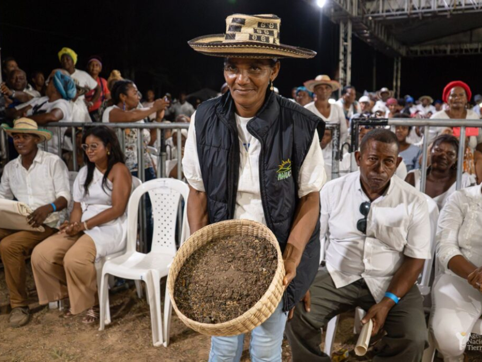 Beneficiaria del programa recibiendo su tierra.