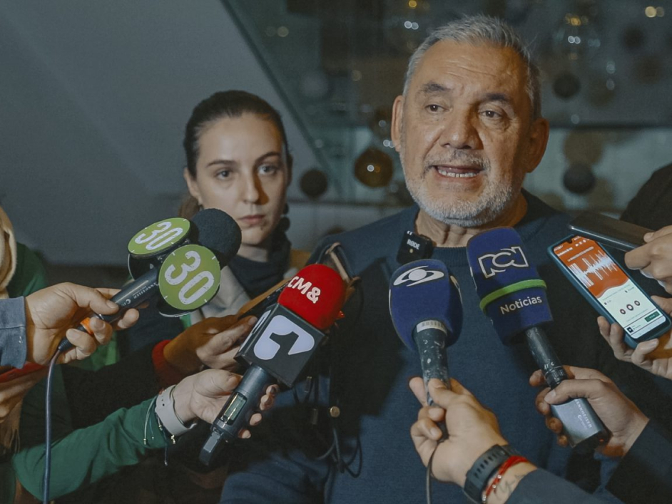 Gerardo Vega siendo entrevistado por medios de comunicación.