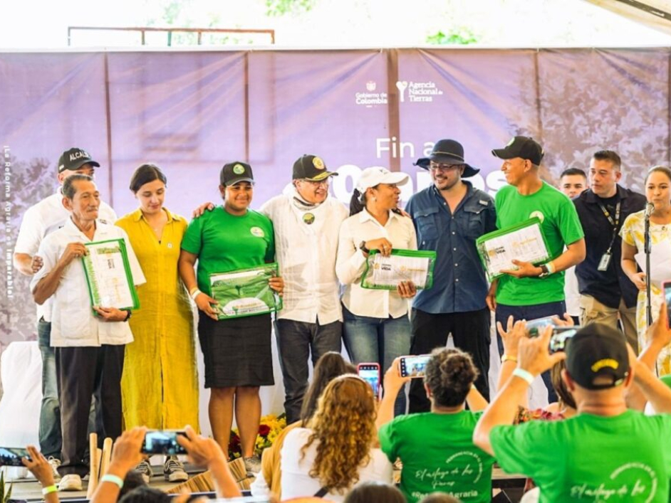 Personas beneficiadas con la entrega de títulos y el Presidente Gustavo Petro.