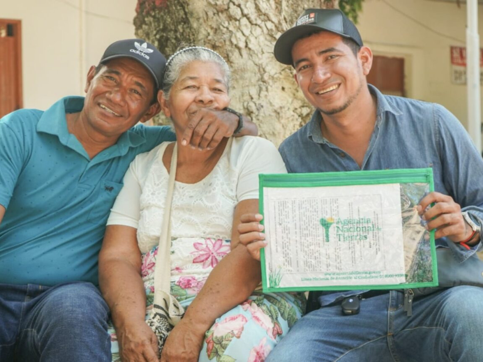 Tres campesinos, dos hombres y una mujer de la tercera edad, beneficiados con la entrega de títulos en el sur de Bolívar.