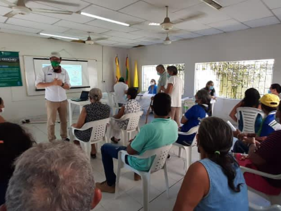 En la fotografía aparece un funcionario de la ANT dando una exposición a futuros propietarios de predios en el Guamo, Bolívar. 