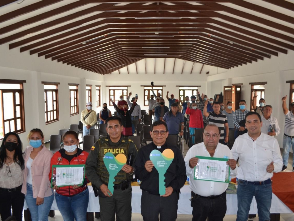 Personas reunidas en la entrega de titulos en Sáchica Boyacá