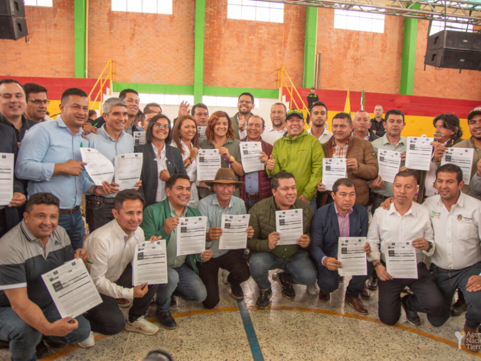 Campesinos recibiendo los títulos de sus tierras.