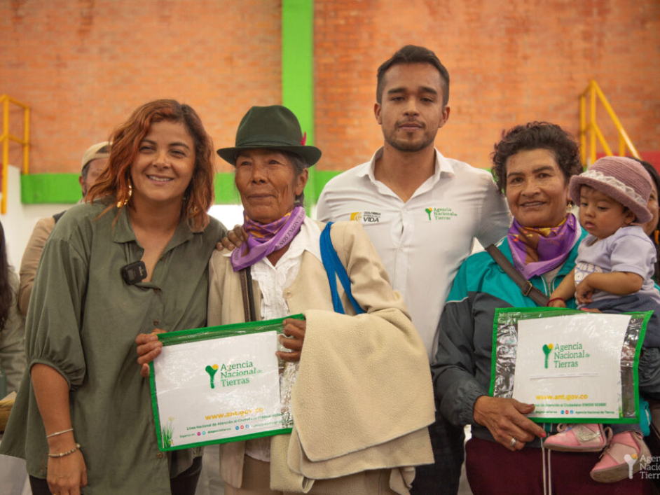Campesinos recibiendo los títulos de sus tierras.