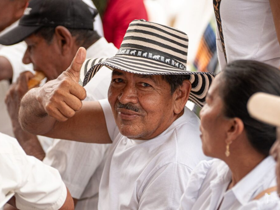 Señor beneficiado con la entrega.