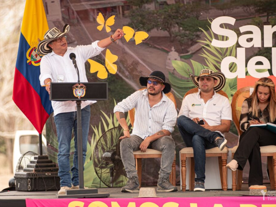 El Presidente dando algunas palabras.