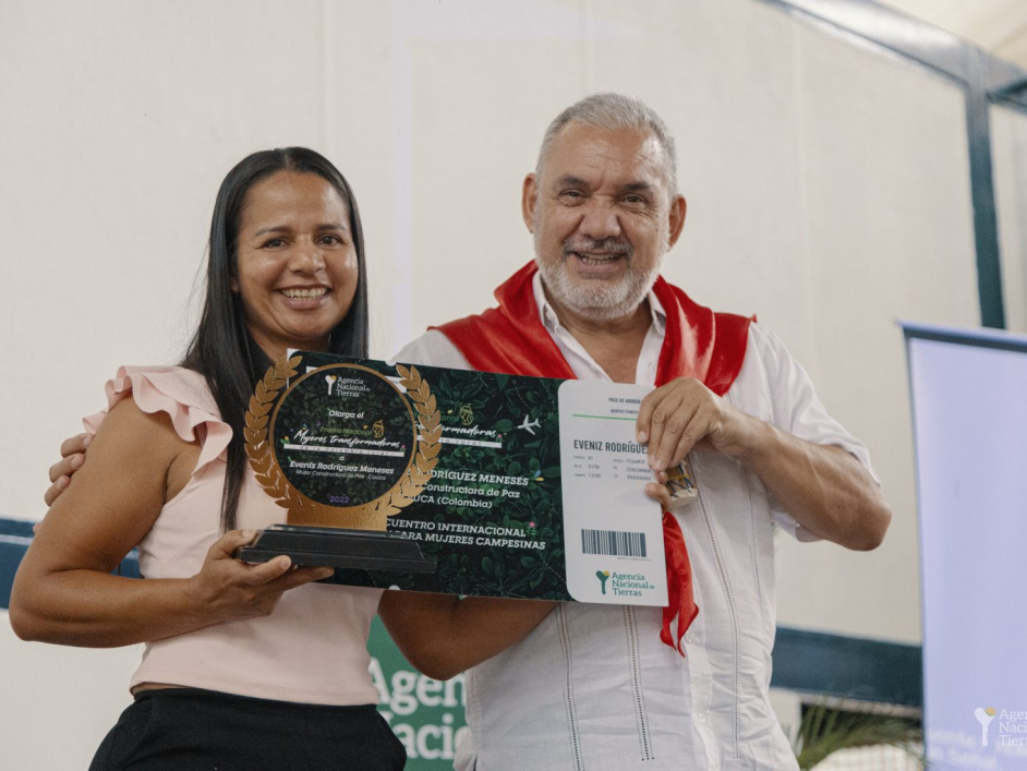 Gerardo Vega entregando premio a Eveniz Rodríguez Meneses