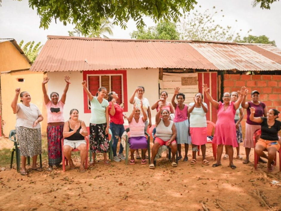 Grupo de 12 mujeres beneficiadas con la entrega de tierras.