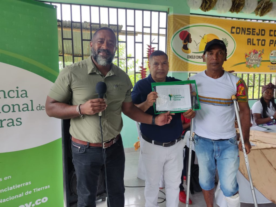 Beneficiados con la entrega de títulos.