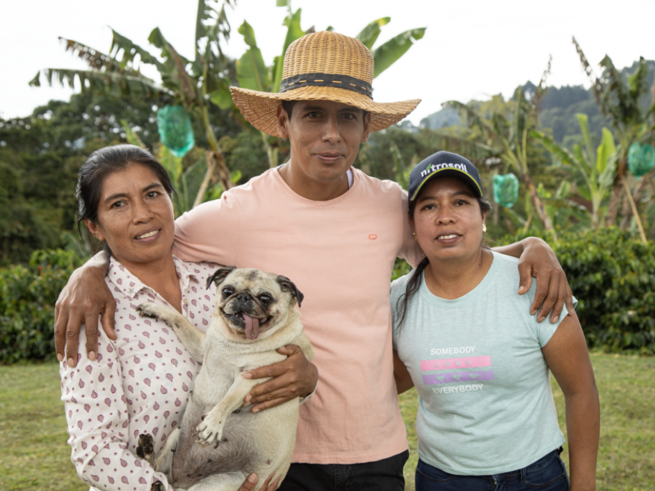 Familia de campesinos y su perrito.