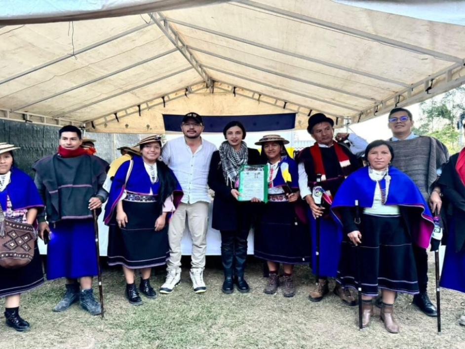 Felipe Harman y familia de indígenas recibiendo sus títulos.