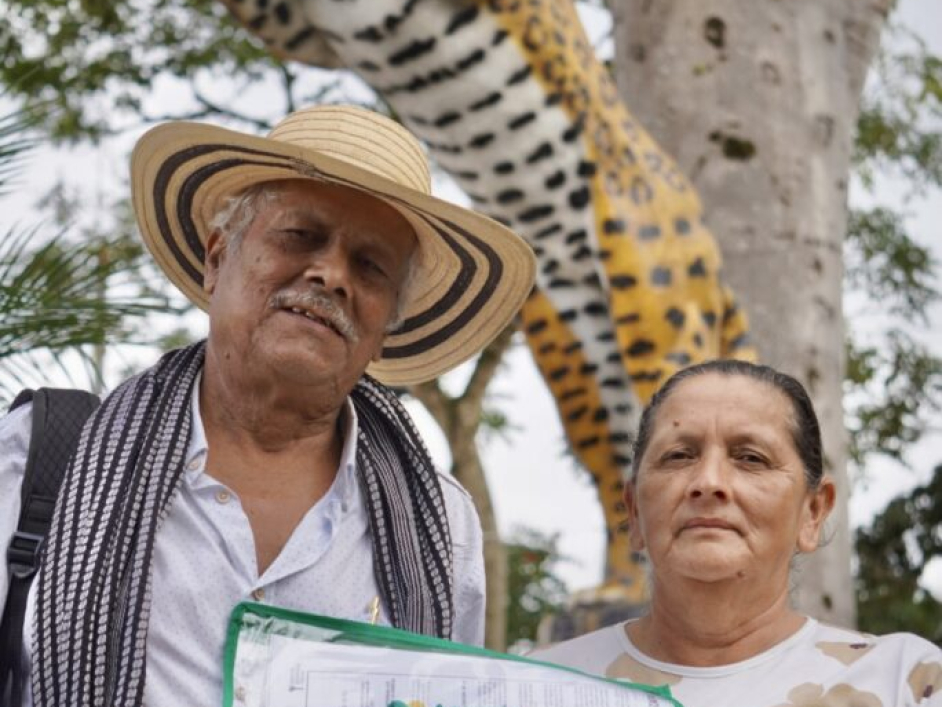 Familia campesinas de Amalfi recibiendo títulos