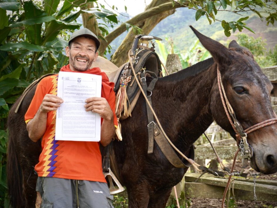 Señor campesino de Amalfi recibiendo títulos