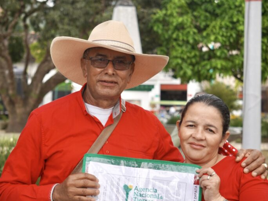 Familia campesina de Amalfi recibiendo títulos