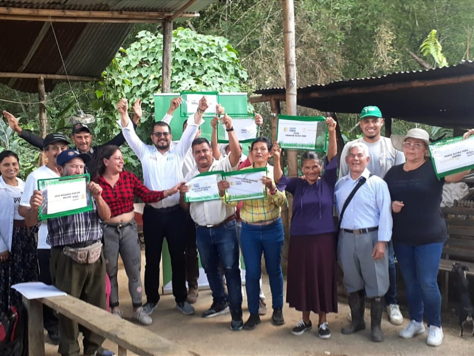 Víctimas del conflicto recibiendo tierras en Cundinamarca