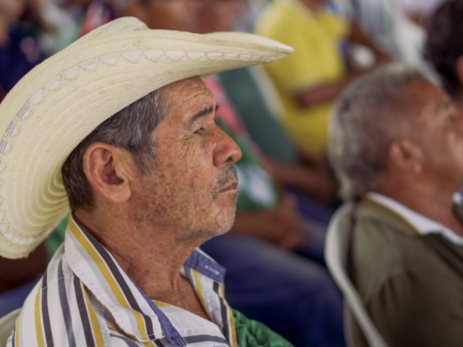 Beneficiario asistente a la entrega de títulos.