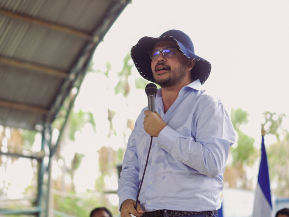 Funcionario dando algunas palabras a los asistentes.