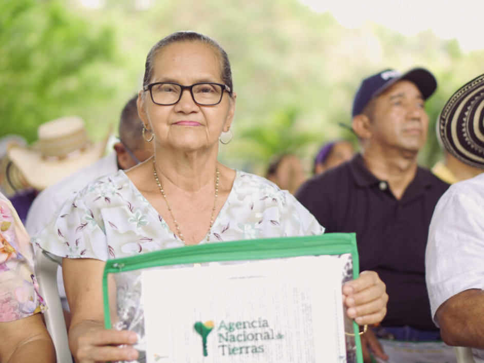 Beneficiaria asistente a la entrega de títulos.